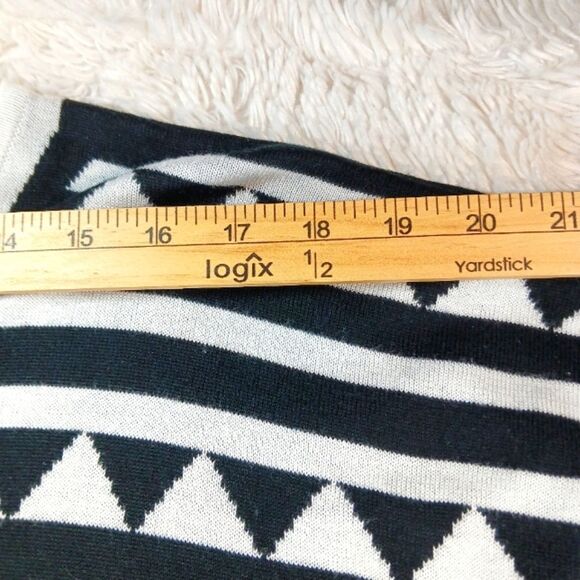 Cable & Gauge Black/ White Geo Print Viscose/ Acrylic Sweater. Short Sleeve. XL - Picture 4 of 6